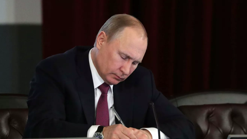 Путин подписал закон о нарушении карантина и фейках о коронавирусе