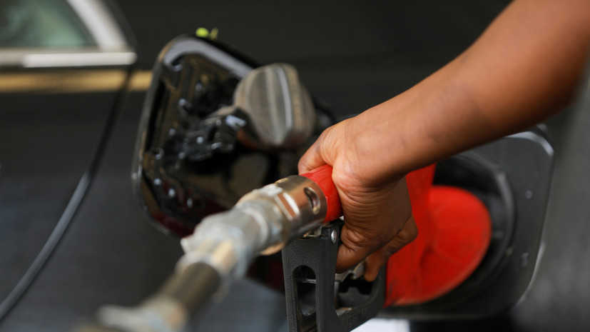 РБК: правительство планирует ввести запрет на импорт дешёвого бензина