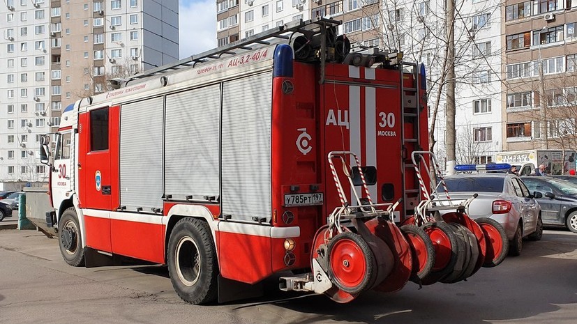 Два человека погибли при пожаре в жилом доме в Москве