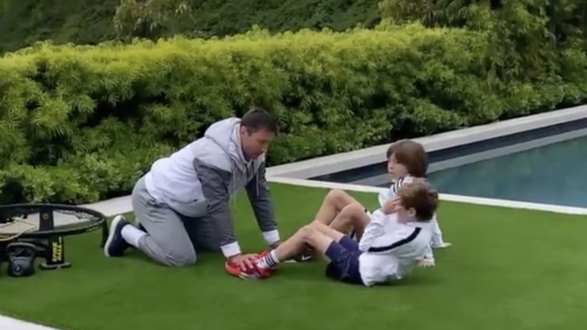 Жена Ковальчука показала, как муж тренируется с детьми в условиях карантина