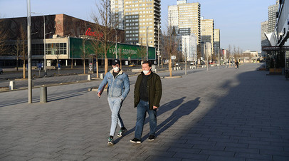 Прохожие в защитных масках на улице Новый Арбат в Москве