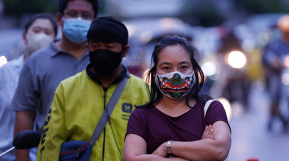 Прохожие в защитных масках, Бангкок