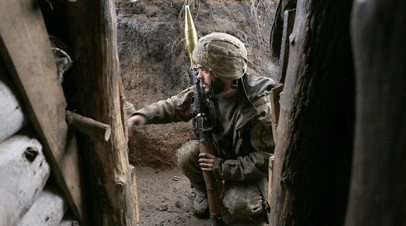 Украинский военнослужащий в районе села Желобок, Донбасс