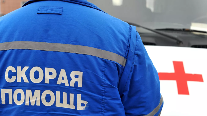 При обрушении строительных лесов в Петербурге погиб один человек