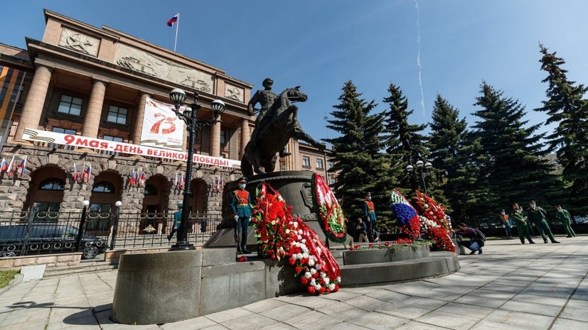 В Екатеринбурге прошла церемония возложения цветов к памятнику Жукову
