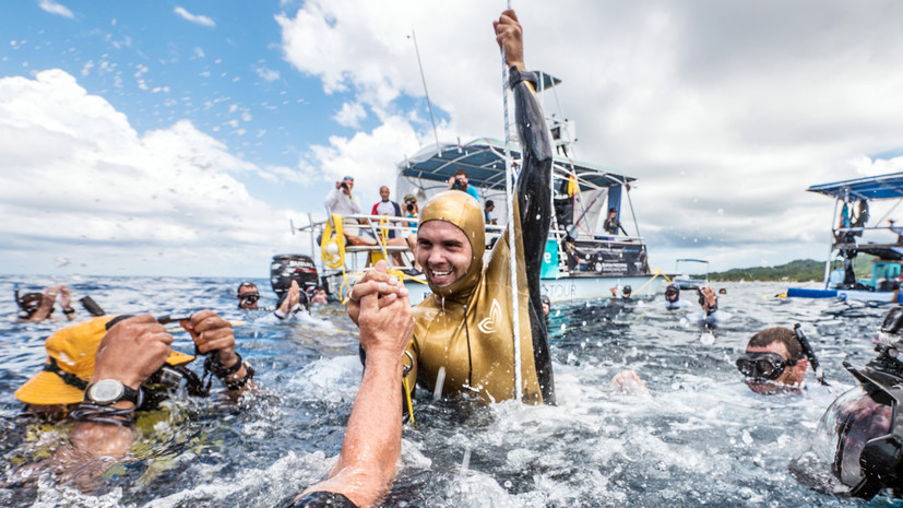 «С моржами сложнее, чем с акулами»: как мировой рекордсмен по фридайвингу Алексей Молчанов продолжает дело матери