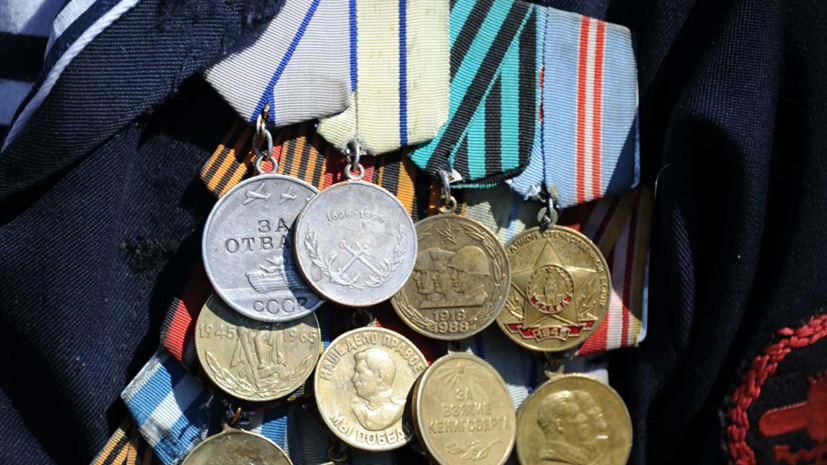 Россияне исполнили песню «День Победы» со своих балконов