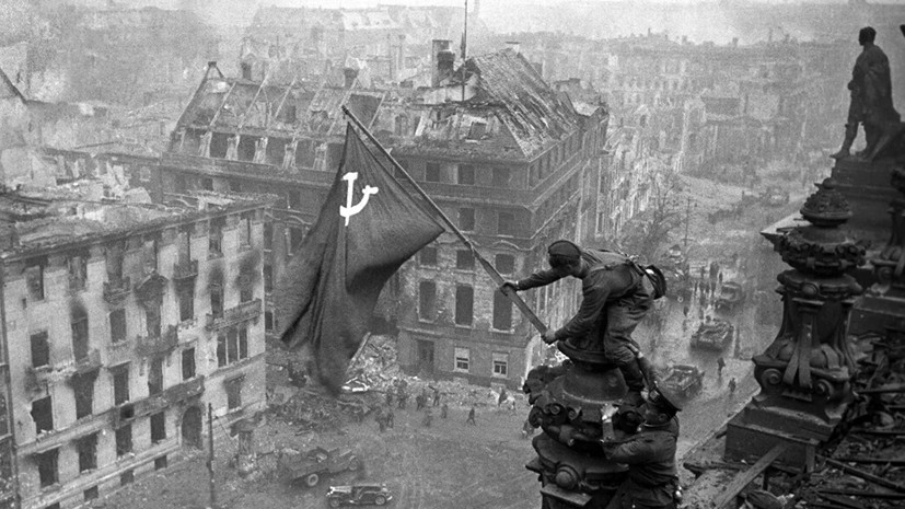 В Facebook объяснили удаление фото с красным знаменем над Рейхстагом