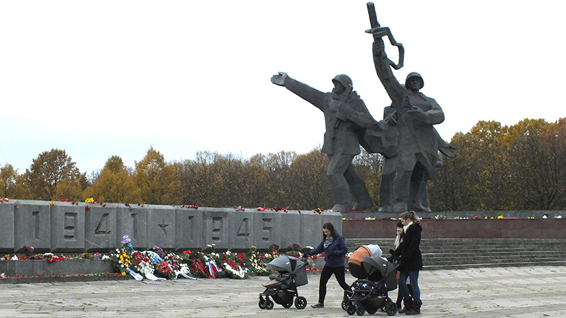 Около 60 тысяч рижан возложили цветы к памятнику Освободителям