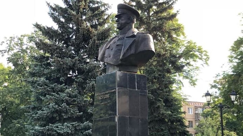 СМИ: В Харькове неизвестные облили памятник Жукову краской