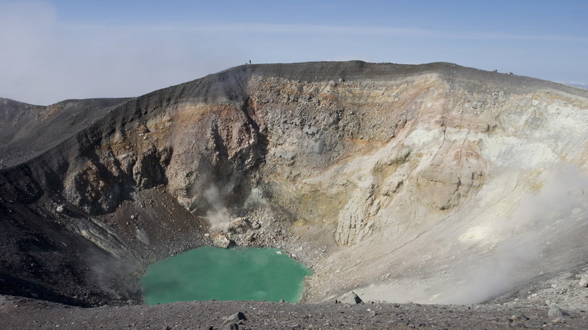 Вулкан Эбеко на Курилах выбросил пепел на высоту до 5 км