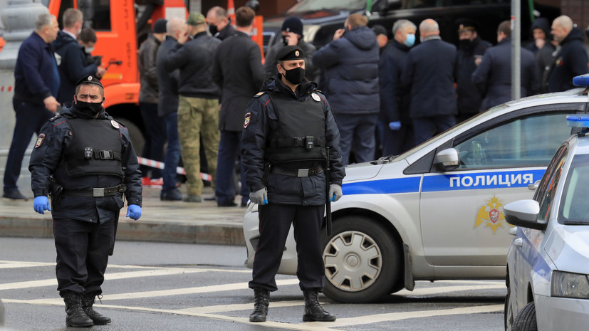 Задержан неизвестный, взявший в заложники несколько человек в банке в центре Москвы