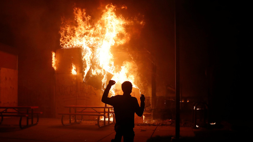 В Миннеаполисе протестующие подожгли здание банка у полицейского участка