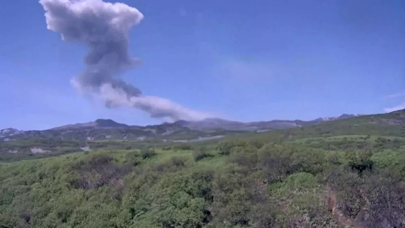 Вулкан Эбеко на Курилах выбросил три пепловых столба