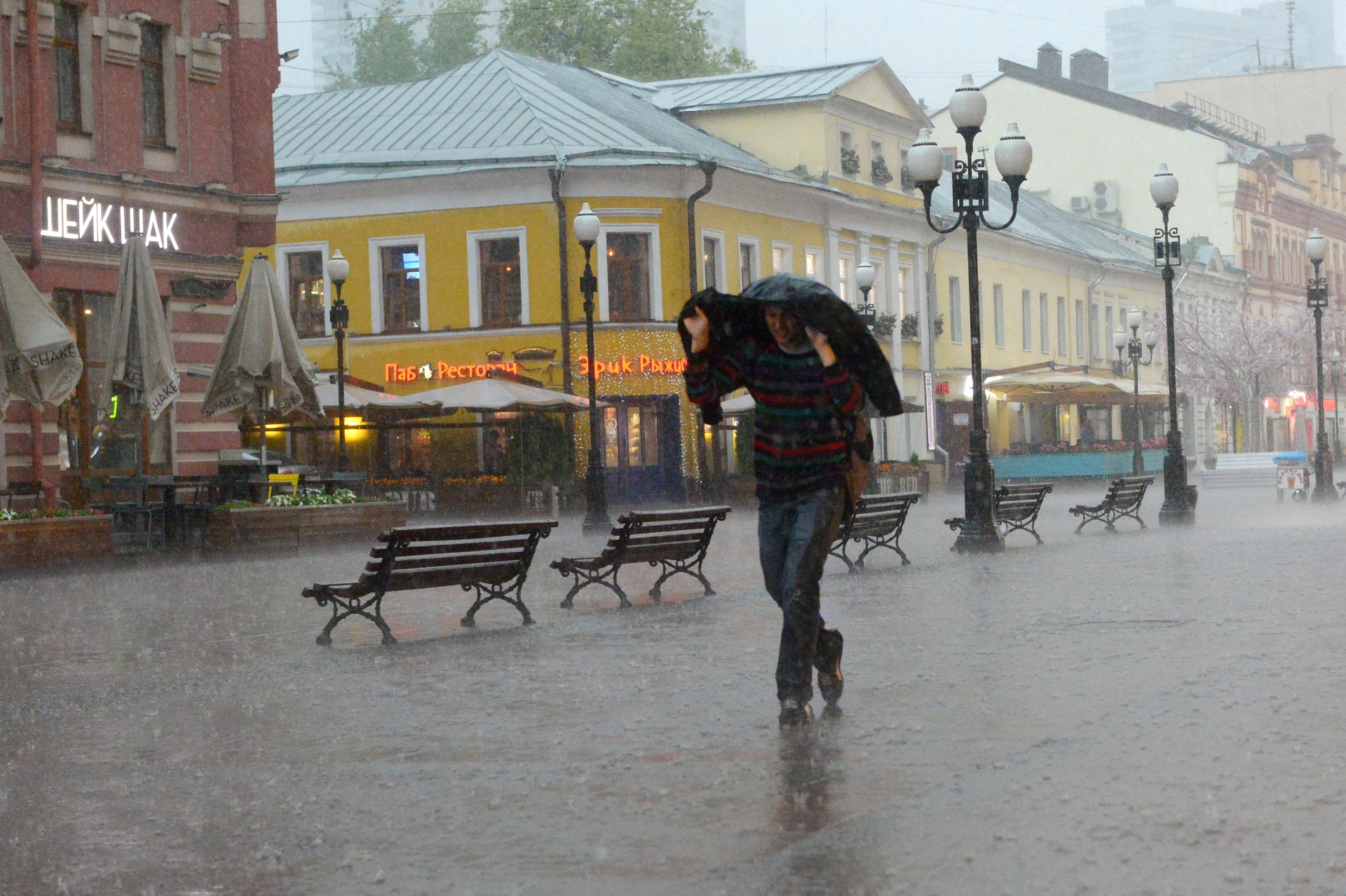 Подскажи московское. Ветер в городе. Реклама летней веранды в кафе. Сильный ветер в городе картина. Москва сегодня.