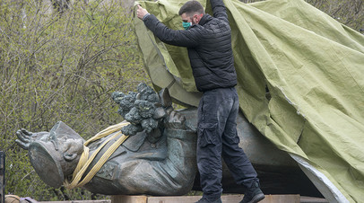 Демонтированная статуя Ивана Конева