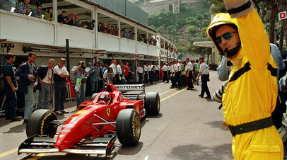 Михаэль Шумахер выезжает на трассу во время первой свободной практики на Гран-при Монако 1996 года