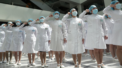 Китайские медсёстры принимают участие в мероприятии, посвящённом Международному дню медсестёр, в больнице города Ухань, 12 мая 2020