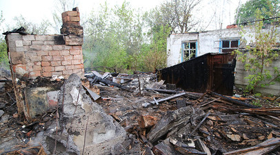 На месте сгоревшего дома в поселке Шахты 6-7 в Горловке. Утром 3 мая посёлок подвергся обстрелу из гранатометов и крупнокалиберных пулемётов