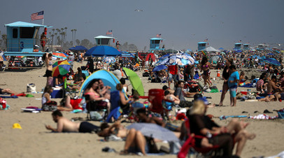 Отдыхающие на пляже в Калифорнии в День поминовения