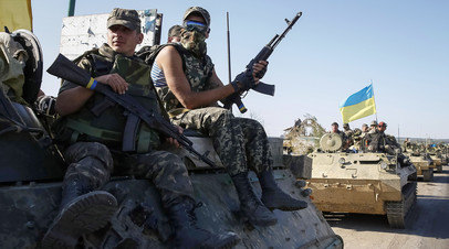 Украинские военнослужащие на бронетехнике под Славянском