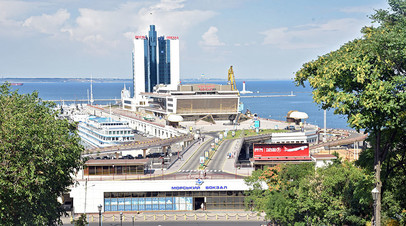 Вид на Одесский морской вокзал с Потёмкинской лестницы