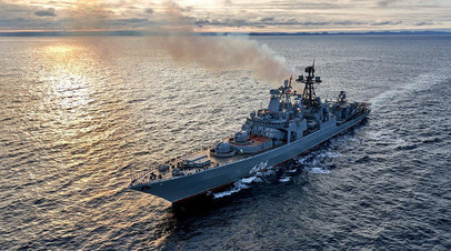 Большой противолодочный корабль Северного флота «Вице-адмирал Кулаков» в лучах заходящего арктического солнца