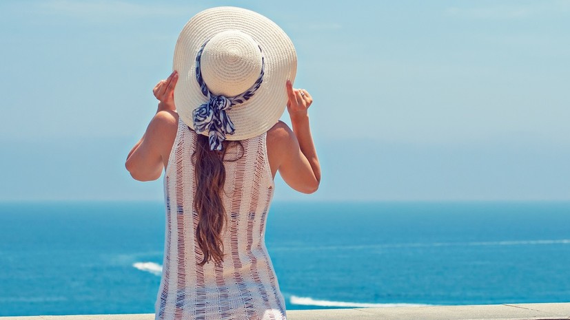 Врач рассказала, кому противопоказано находиться под прямыми лучами солнца