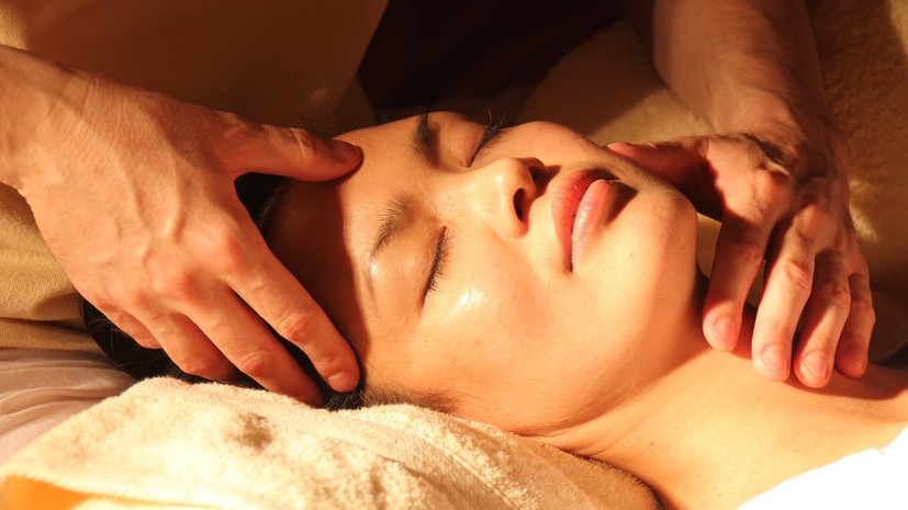 Врач рассказал о пользе массажа и фейсбилдинга