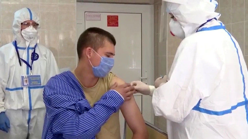 «Побочных реакций не наблюдается»: первым 18 добровольцам ввели вакцину против коронавируса