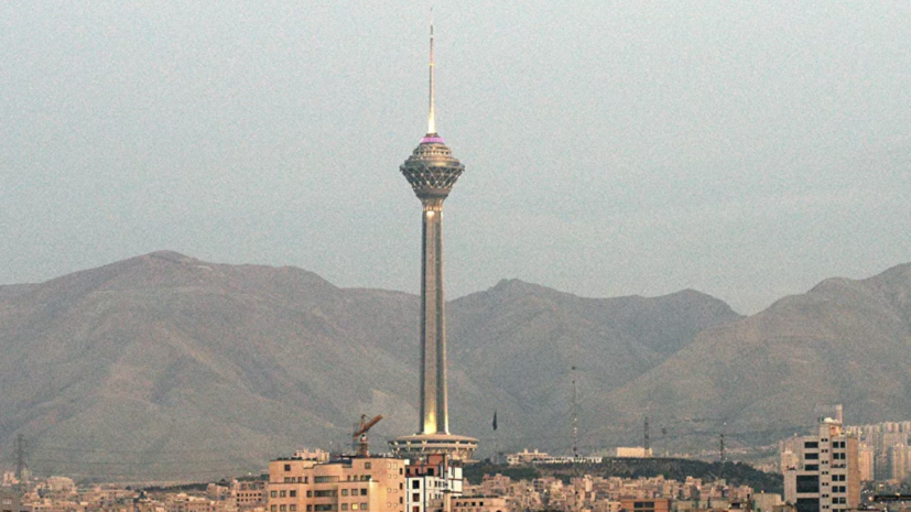 Оранжевая вспышка озарила ночное небо в Тегеране