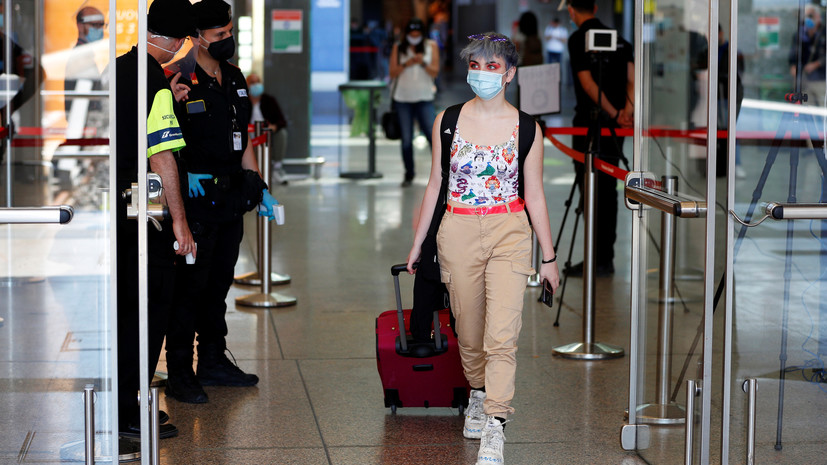 Италия запрещает использование багажных полок в самолётах