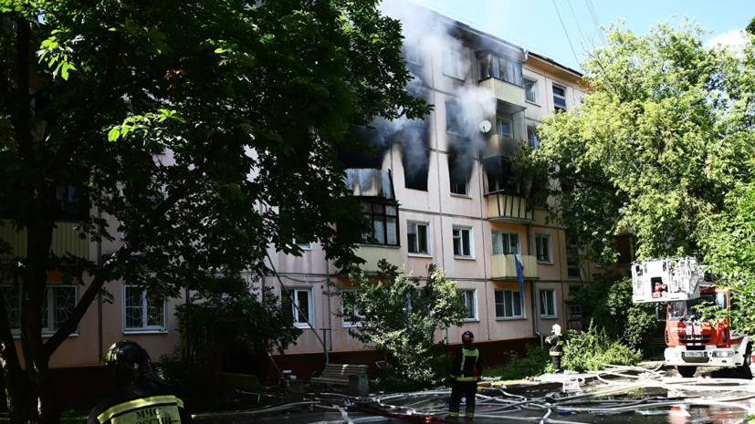 Три человека госпитализированы после пожара на северо-востоке Москвы