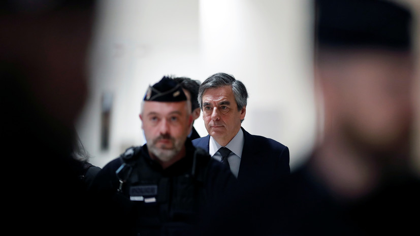 Суд приговорил экс-премьера Франции Фийона к пяти годам тюрьмы