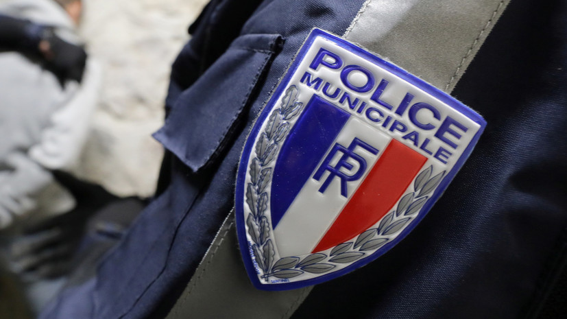 Полиция проводит операцию в ТЦ в деловом районе под Парижем
