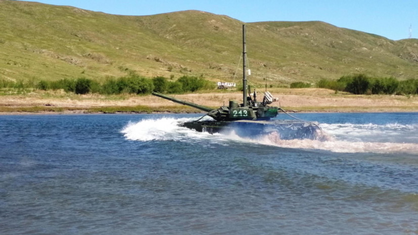 Более 100 экипажей ВВО завершили подготовку по вождению танков под водой