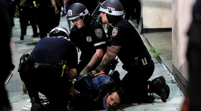 Полиция Нью-Йорка задерживает в Бруклине одного из участников протестов