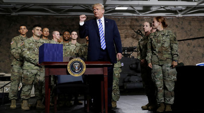 Президент США Дональд Трамп с американскими военными