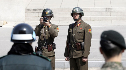 Солдат армии КНДР на границе в демилитаризованной зоне