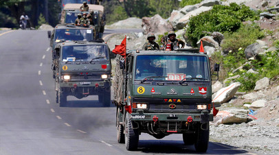 Колонна индийской армии движется по шоссе, ведущему в Ладакх, 18 июня 2020 года