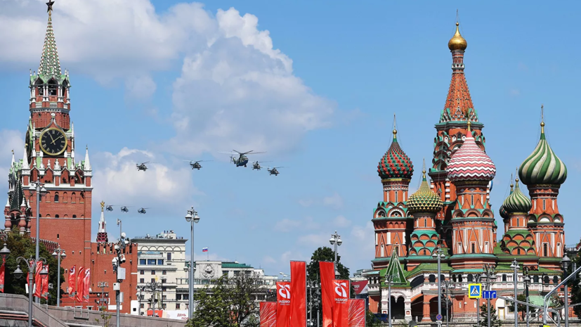 Опрос: 61% россиян смотрели парад Победы в Москве