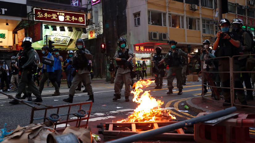Число задержанных участников протестов в Гонконге превысило 300