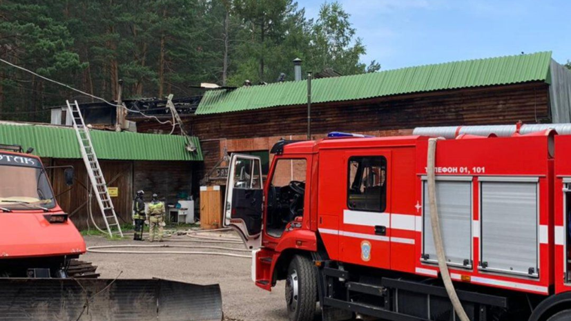 В Красноярске загорелась крыша кафе в гостиничном комплексе