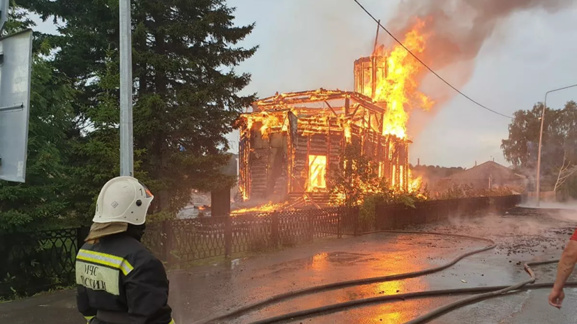 В МЧС назвали площадь пожара в деревянном храме под Томском