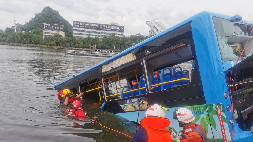В Китае более 20 человек погибли при падении автобуса в водохранилище