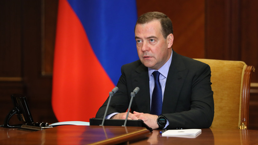 Медведев рассказал о товарищеских отношениях с Путиным