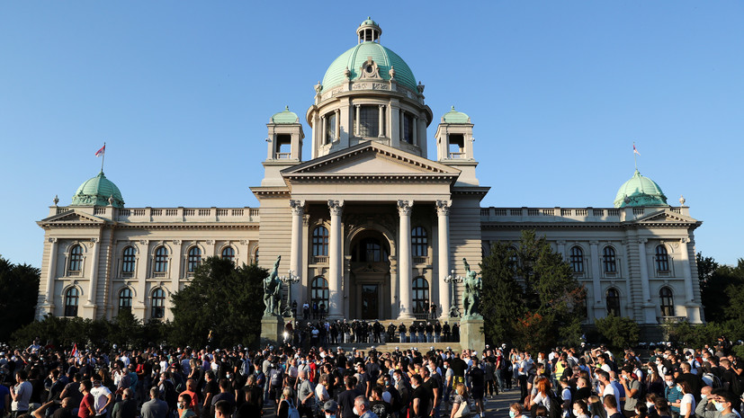 В Белграде запретили собрания численностью более десяти человек