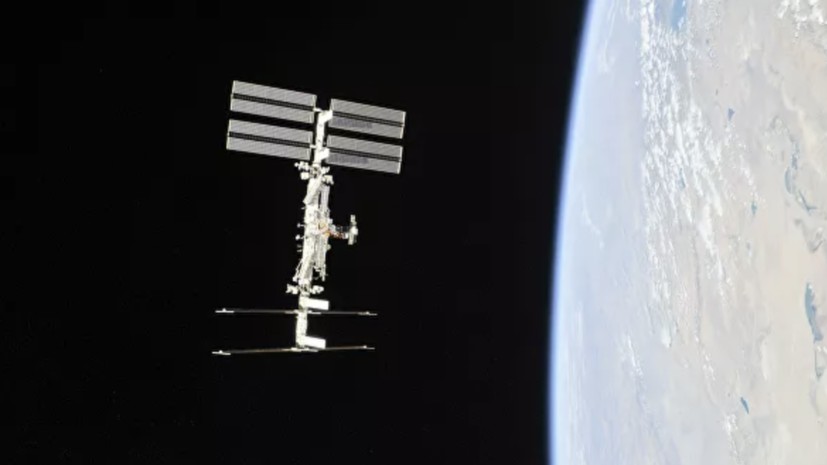 Высоту орбиты МКС снизили почти на километр