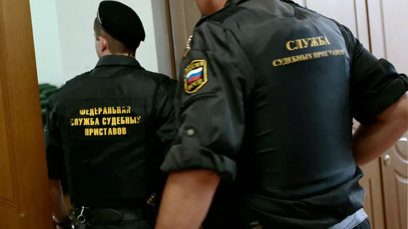 Жительницу Омска оштрафовали за нападение на пристава