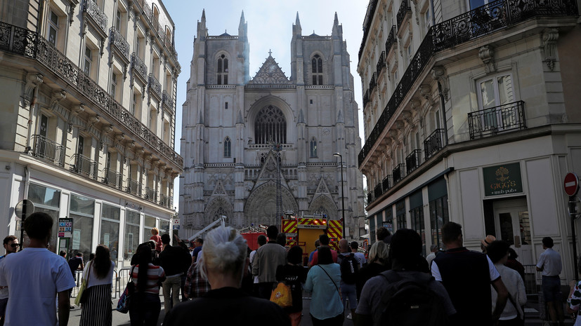 Премьер Франции направится на место пожара в соборе в Нанте